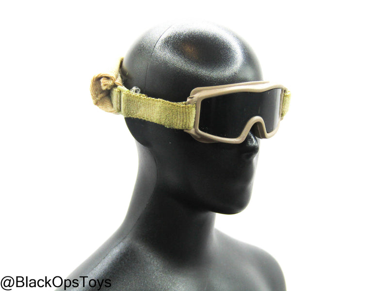 Load image into Gallery viewer, Ukraine Anti Tank Gunner - FDE Tan Goggles w/Cover
