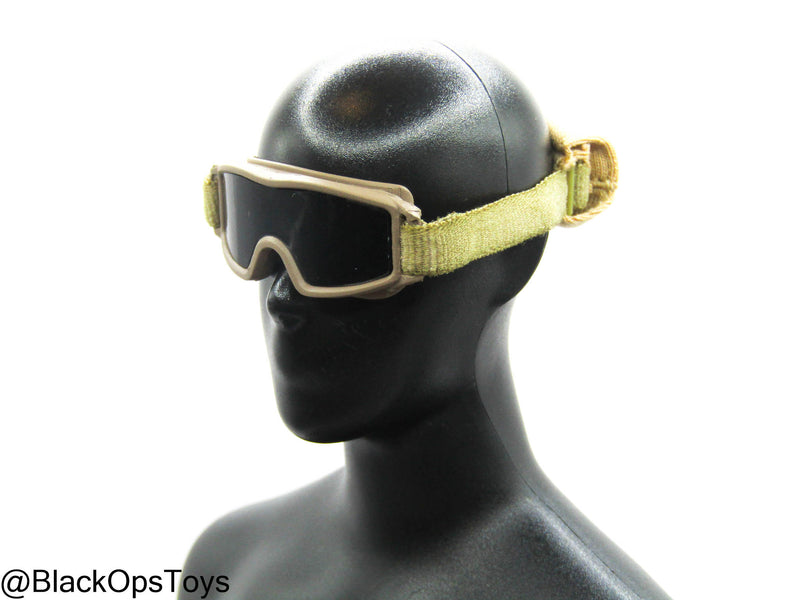 Load image into Gallery viewer, Ukraine Anti Tank Gunner - FDE Tan Goggles w/Cover
