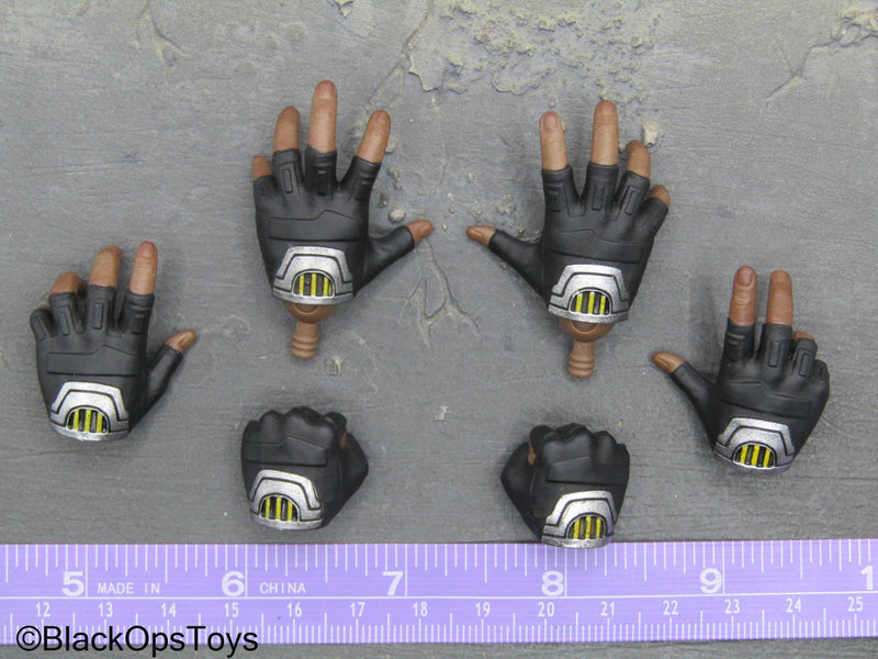 Load image into Gallery viewer, Spiderman NWH - Electro - AA Male Gloved Hand Set
