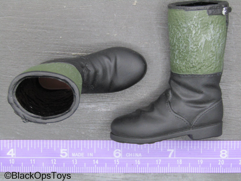 Load image into Gallery viewer, WWII German - Black Boots w/Green Gaiters (Foot Type)
