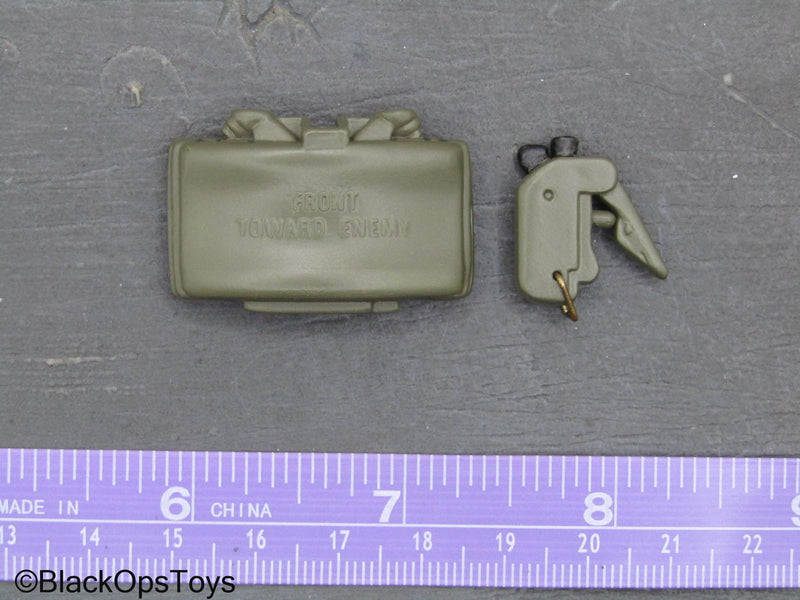 Load image into Gallery viewer, Vietnam Set - Claymore Mine w/Detonator
