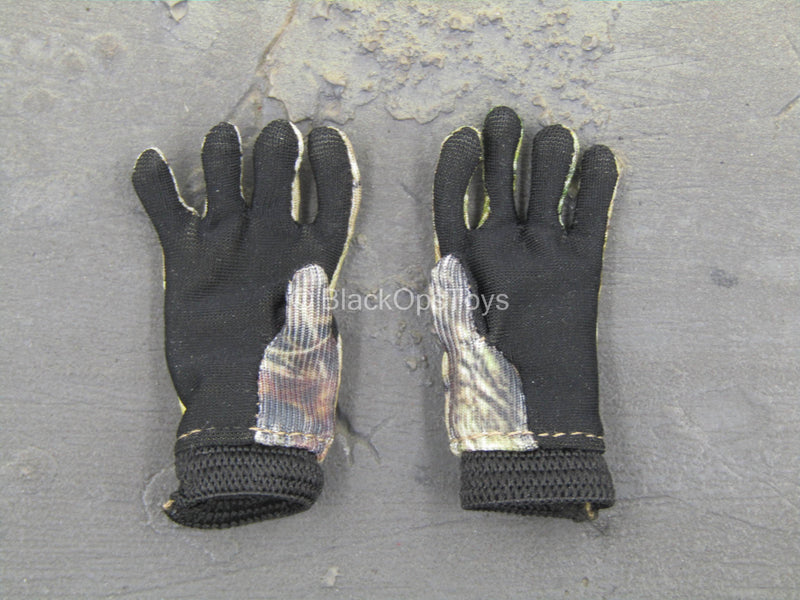 Load image into Gallery viewer, Hunting Realtree Camo - Gloves
