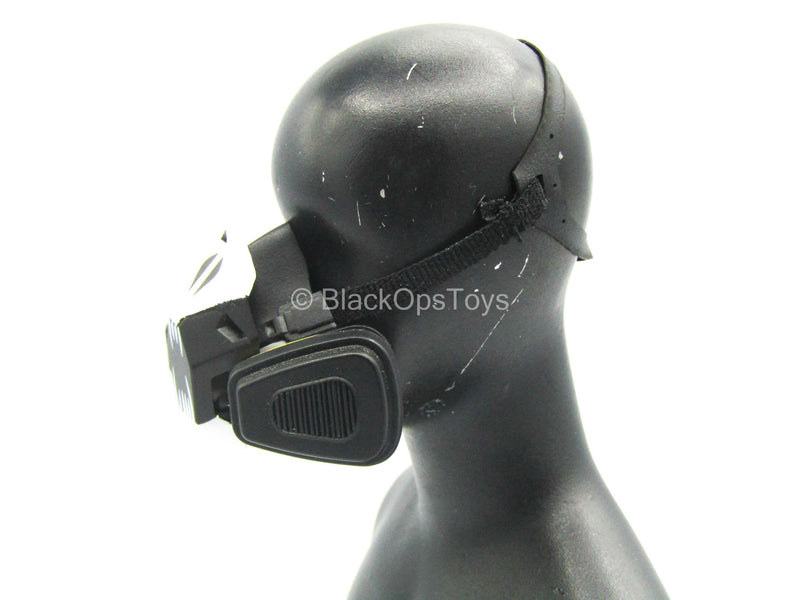 Load image into Gallery viewer, Extreme Zone Samurai Craig - Black &amp; White Gas Mask
