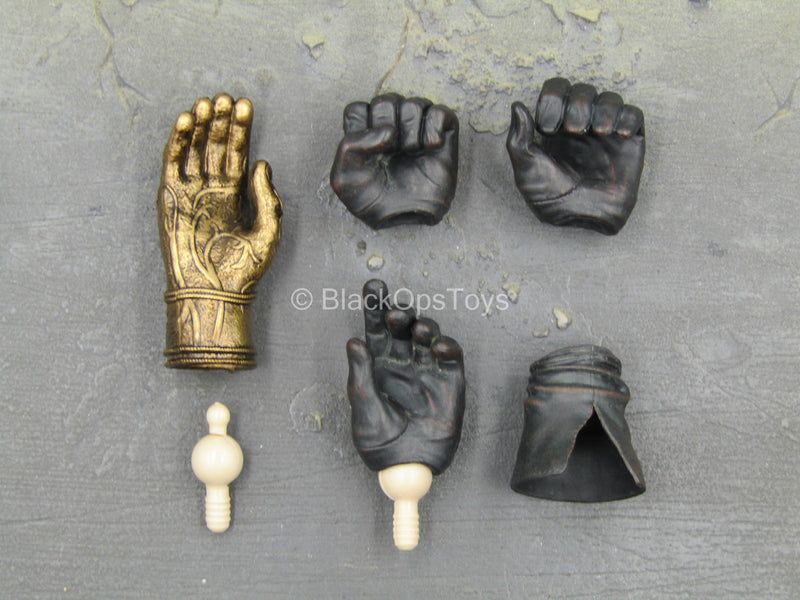 Load image into Gallery viewer, GOT - Jamie Lannister - Black Gloved Hand Set w/Right Gauntlet
