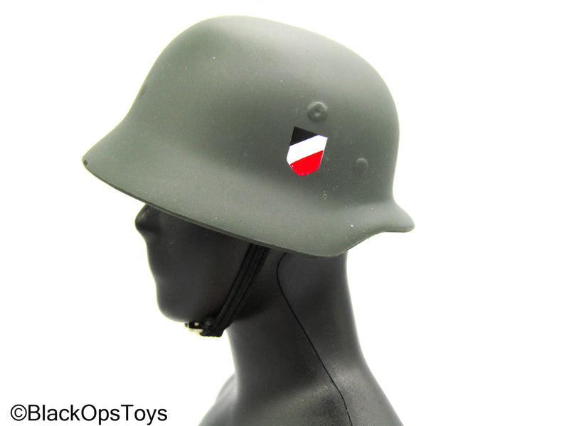 Load image into Gallery viewer, WWII - German Gebirgs Division - Green Helmet
