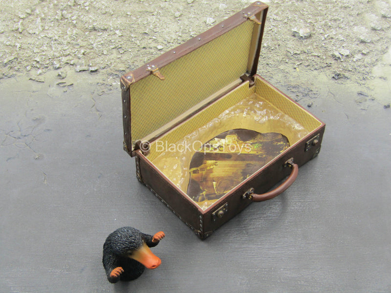 Load image into Gallery viewer, Fantastic Beast - Newt - Case w/Peeking Niffler
