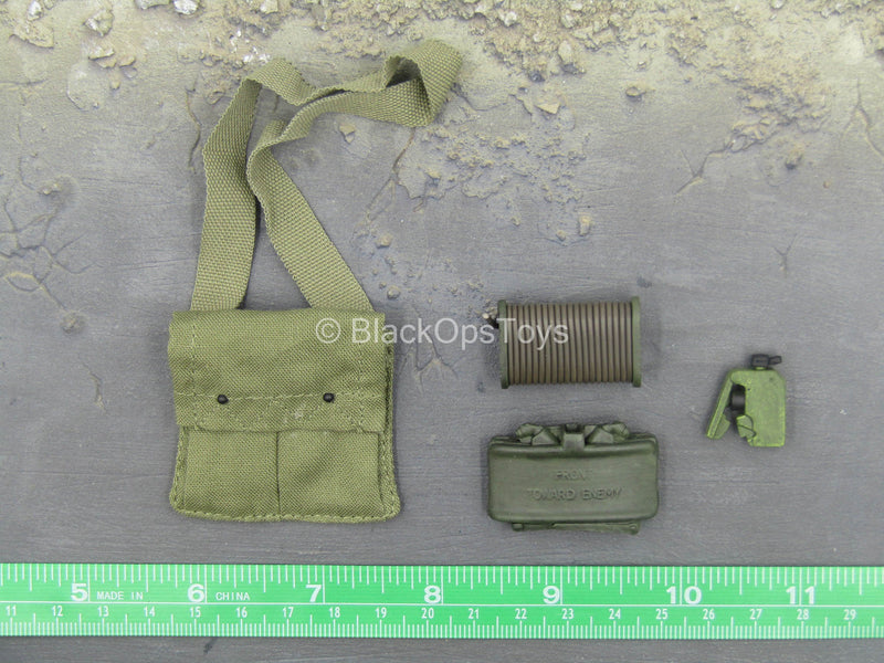 Load image into Gallery viewer, Platoon - Vietnam Chris - Claymore Set w/Pouch
