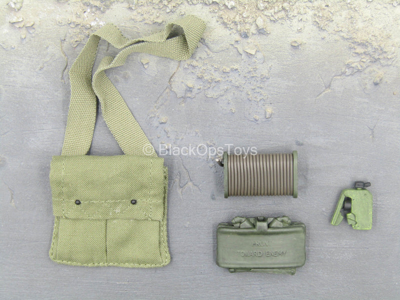 Load image into Gallery viewer, Platoon - Vietnam Chris - Claymore Set w/Pouch
