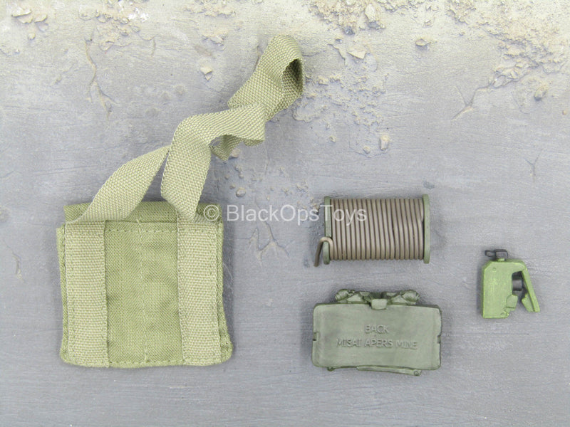 Load image into Gallery viewer, Platoon - Vietnam Chris - Claymore Set w/Pouch
