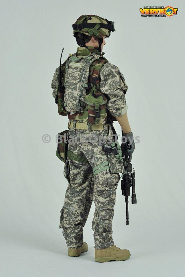 Load image into Gallery viewer, US Army EOD - ACU Camo Hydration Pack
