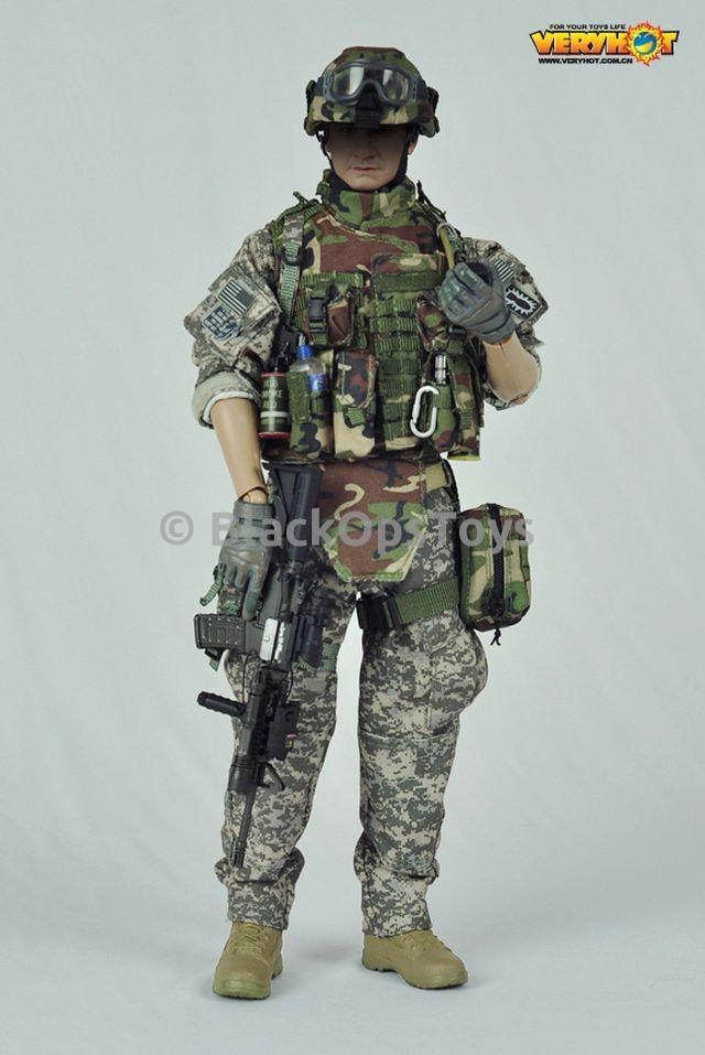 Load image into Gallery viewer, US Army EOD - ACU Camo Hydration Pack
